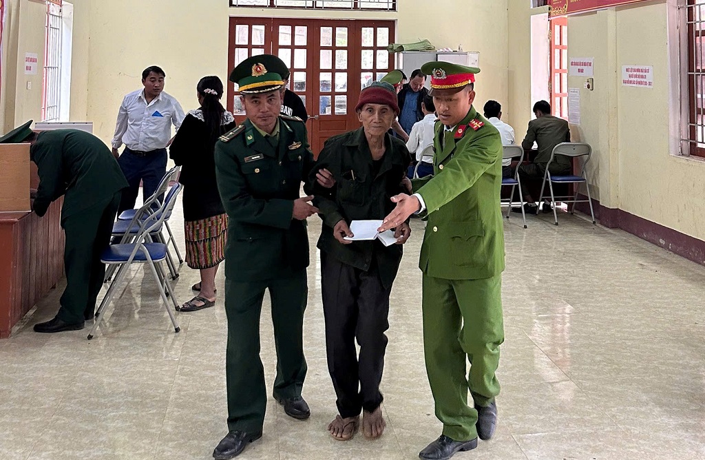 Công an xã và thành viên tổ bầu cử kịp thời hỗ trợ, giúp đỡ những cử tri cao tuổi, ốm đau tham gia bỏ phiếu