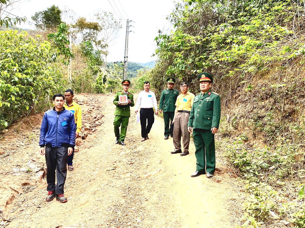 Công an xã và thành viên tổ bầu cử mang thùng phiếu phụ đến tận nhà đối với những trường hợp người khuyết tật, không thể đến điểm bầu cử