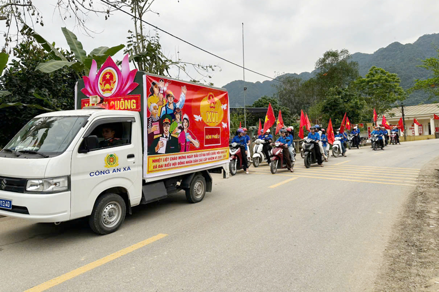 Công an xã phối hợp tuyên truyền lưu động