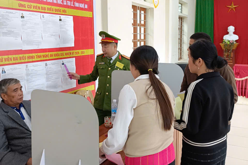 Công an xã tận tình hướng dẫn cử tri tham gia bầu cử