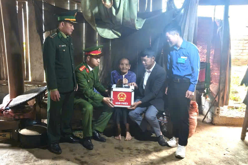 Công an xã và tổ bầu cử mang hòm phiếu phụ đến tận nhà người già yếu, ốm đau không thể đi lại được, bảo đảm quyền bầu cử theo quy định pháp luật