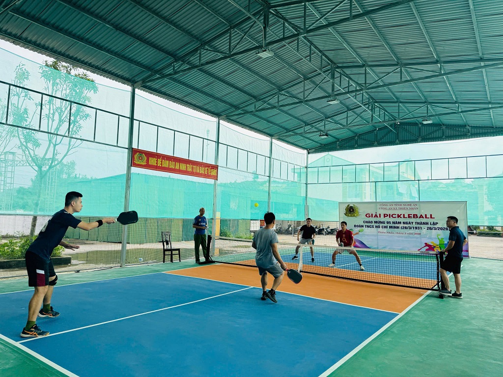 Ngay sau lễ khánh thành, Chi đoàn Công an xã Thiên Nhẫn tổ chức Giải Pickleball nội bộ