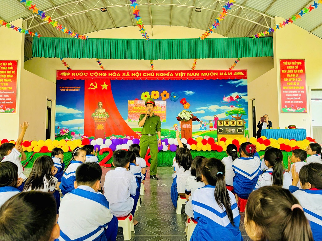 Công an xã Thiên Nhẫn tuyên truyền phòng, chống đuối nước cho học sinh