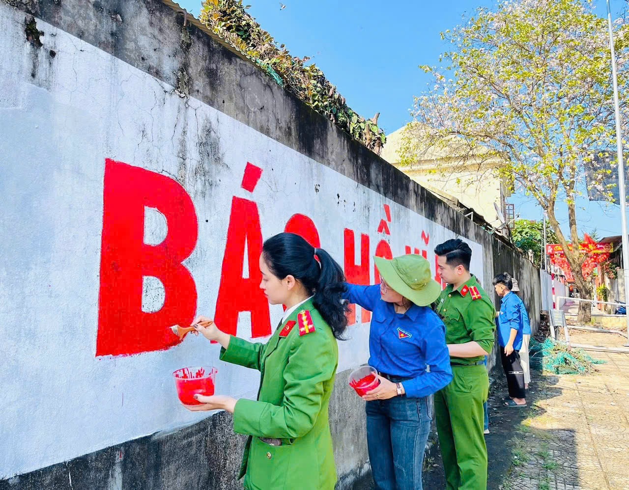 Công an xã Tương Dương sơn sửa mới khẩu hiệu tuyên truyền