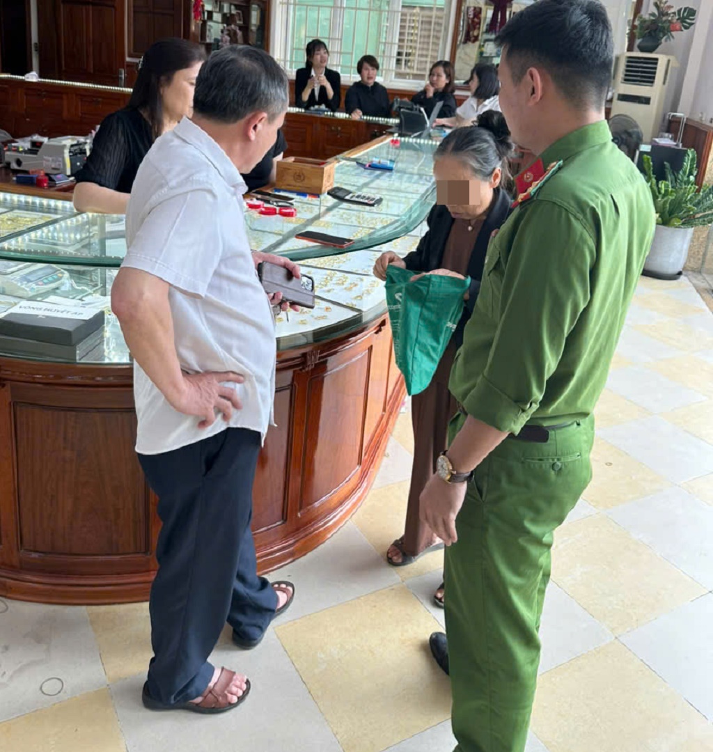 Công an xã kịp thời ngăn chặn tại tiệm vàng
