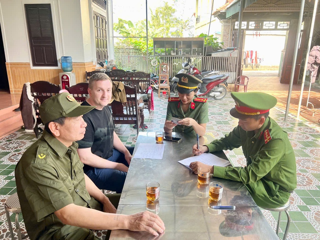 Công an xã kiểm tra cư trú người nước ngoài