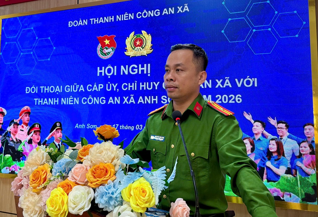 Đại diện cấp ủy, chỉ huy Công an xã phát biểu tại Hội nghị