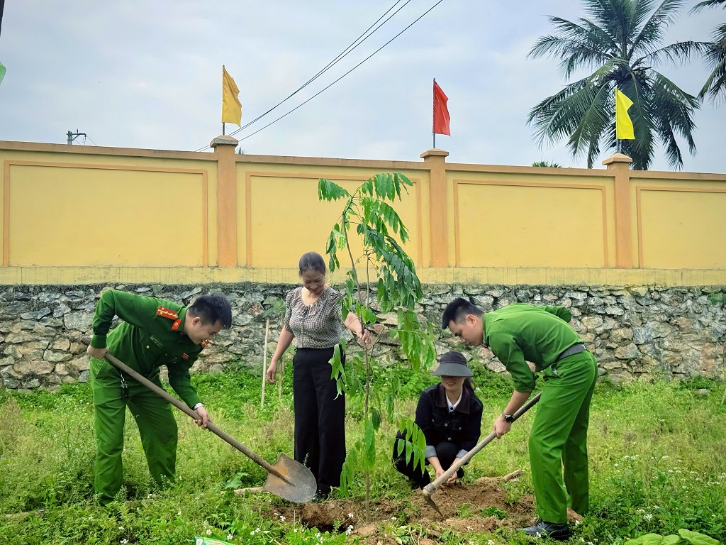 Công an xã trồng cây lưu niệm