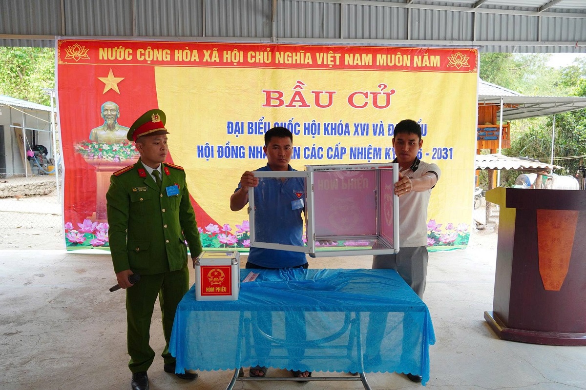 Kiểm tra thùng phiếu trước khi tiến hành bầu cử