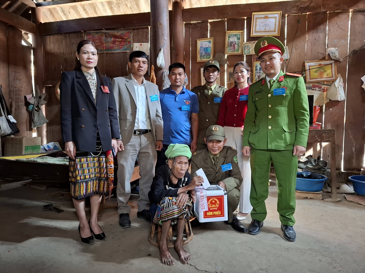 Thùng phiếu được mang đến tận nơi hỗ trợ những cử tri khó khăn trong đi lại