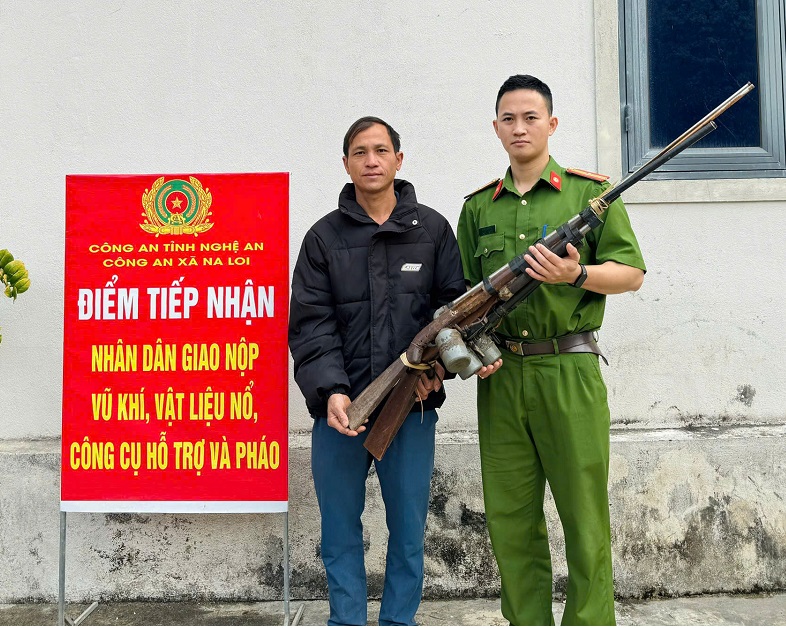 Người dân tự nguyện giao nộp súng tự chế tại điểm tiếp nhận của Công an xã Na Loi