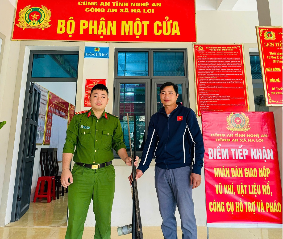 Người dân nâng cao nhận thức, tích cực phối hợp với lực lượng Công an trong đảm bảo an ninh trật tự.