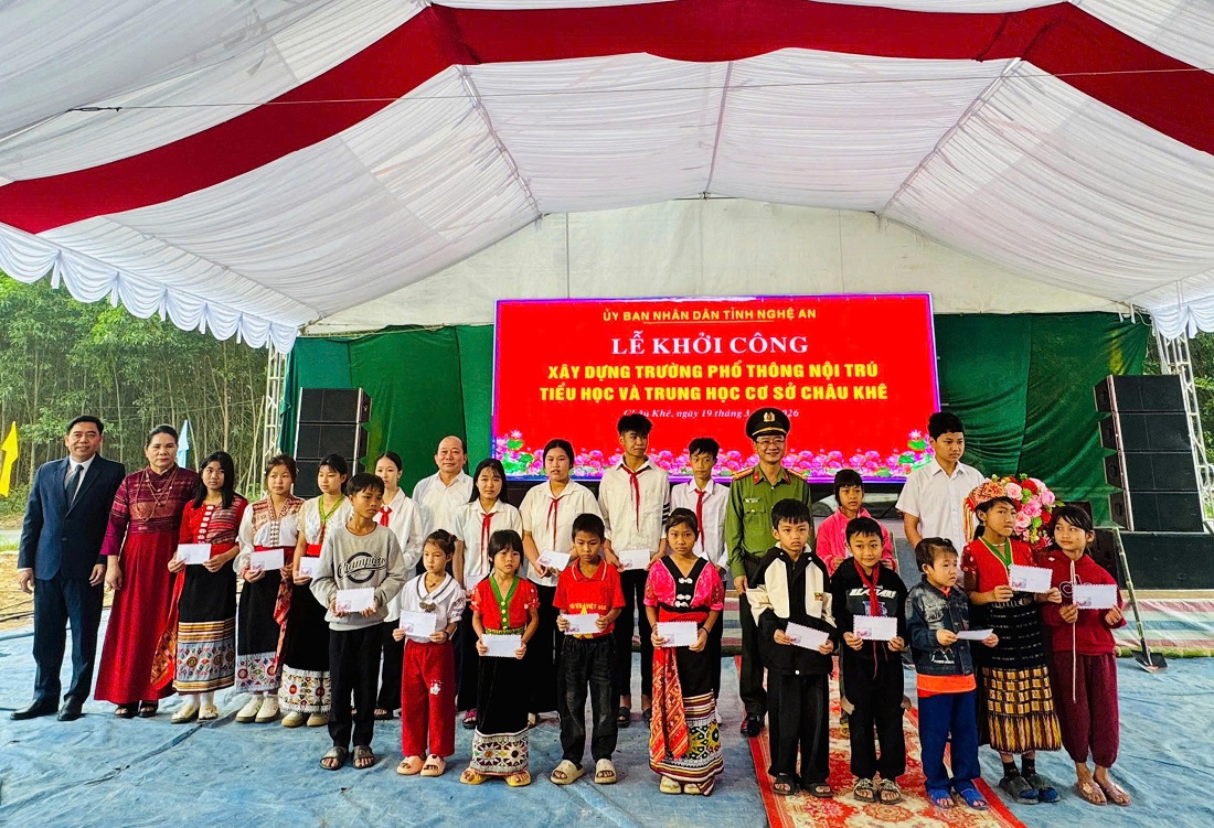 Trao quà tặng học sinh có hoàn cảnh khó khăn