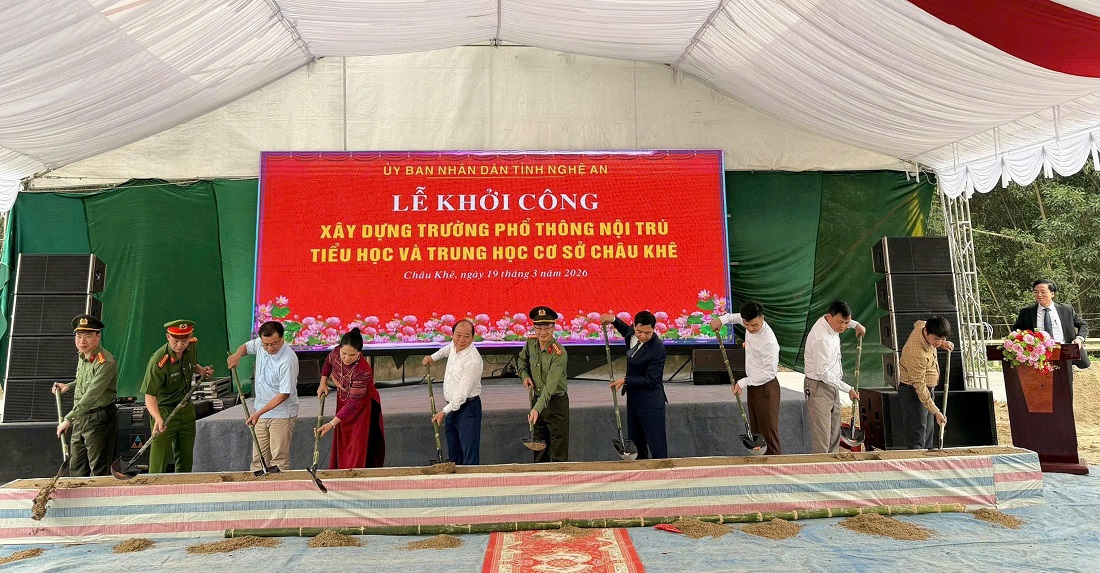 Đại biểu thực hiện nghi thức khởi công xây dựng