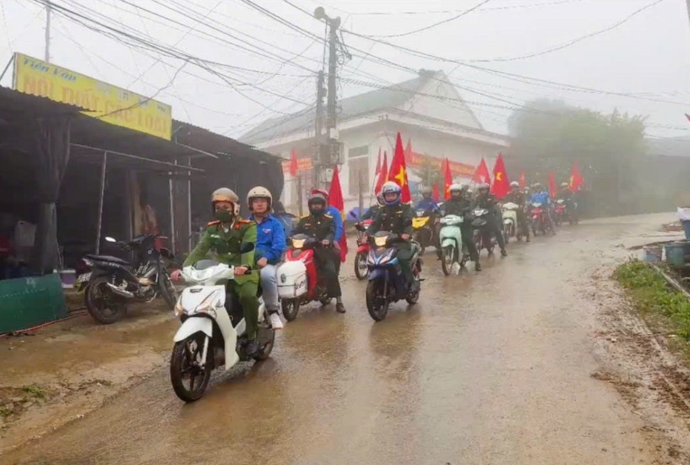 Đoàn tuyên truyền diễu hành qua tuyến đường chính của xã