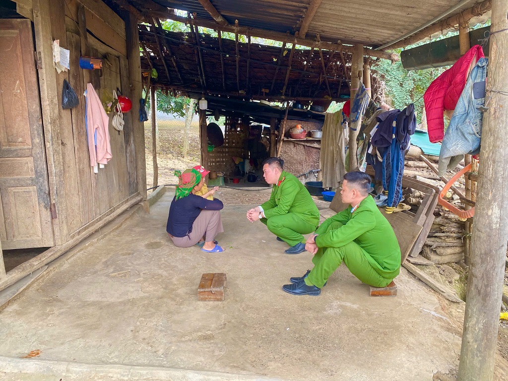 Công an xã Chiêu Lưu mang thùng phiếu lưu động, hỗ trợ cử tri cao tuổi, sức khỏe yếu bỏ phiếu, thực hiện quyền và nghĩa vụ của công dân 