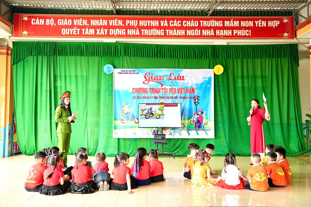 Công an xã tuyên truyền kết hợp mô phỏng đem đến người nghe những kiến thức dễ hiểu