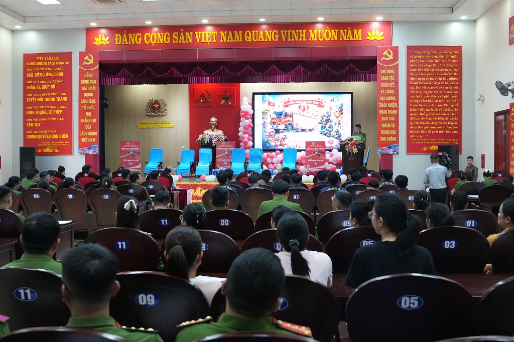 Toàn cảnh Lễ phát động       