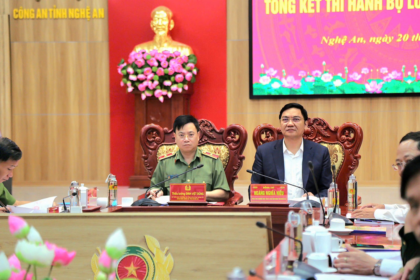 Các đồng chí Hoàng Nghĩa Hiếu - Phó Bí thư Thường trực Tỉnh ủy, Chủ tịch HĐND; Thiếu tướng Đinh Việt Dũng, Giám đốc Công an tỉnh đồng chủ trì Hội nghị tại điểm cầu Công an tỉnh Nghệ An