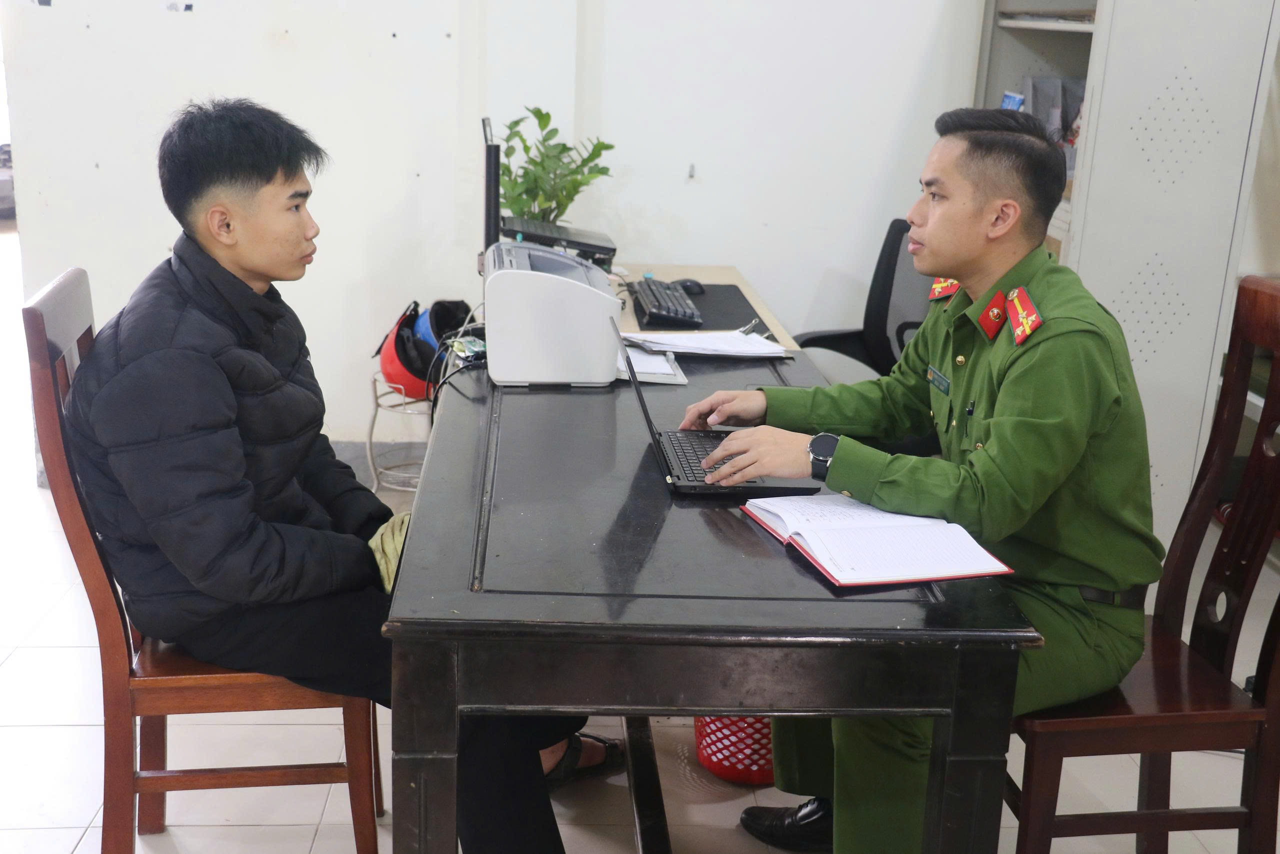 Cơ quan Công an lấy lời khai Hà Hoàng Hải Nam