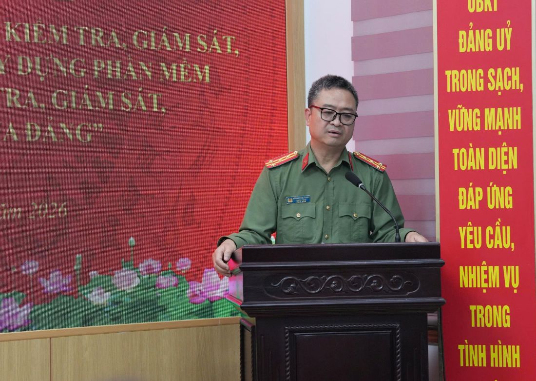 Đồng chí Đại tá Nguyễn Ngọc Thanh, Phó Chủ nhiệm Thường trực UBKT Đảng ủy Công an tỉnh Nghệ An phát biểu tại buổi tọa đàm