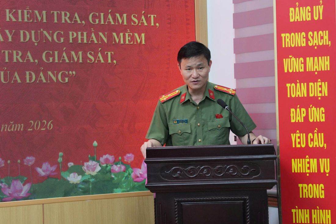 Đồng chí Thượng tá Lê Anh Tuấn, Phó Chủ nhiệm Thường trực UBKT Đảng ủy Công an tỉnh Thanh Hóa phát biểu tại buổi tọa đàm