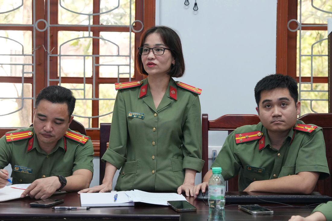 Đại diện Phòng Tham mưu và Cơ quan UBKT Đảng ủy Công an tỉnh Nghệ An giới thiệu phần mềm “Quản lý công tác kiểm tra, giám sát, thi hành kỷ luật Đảng”