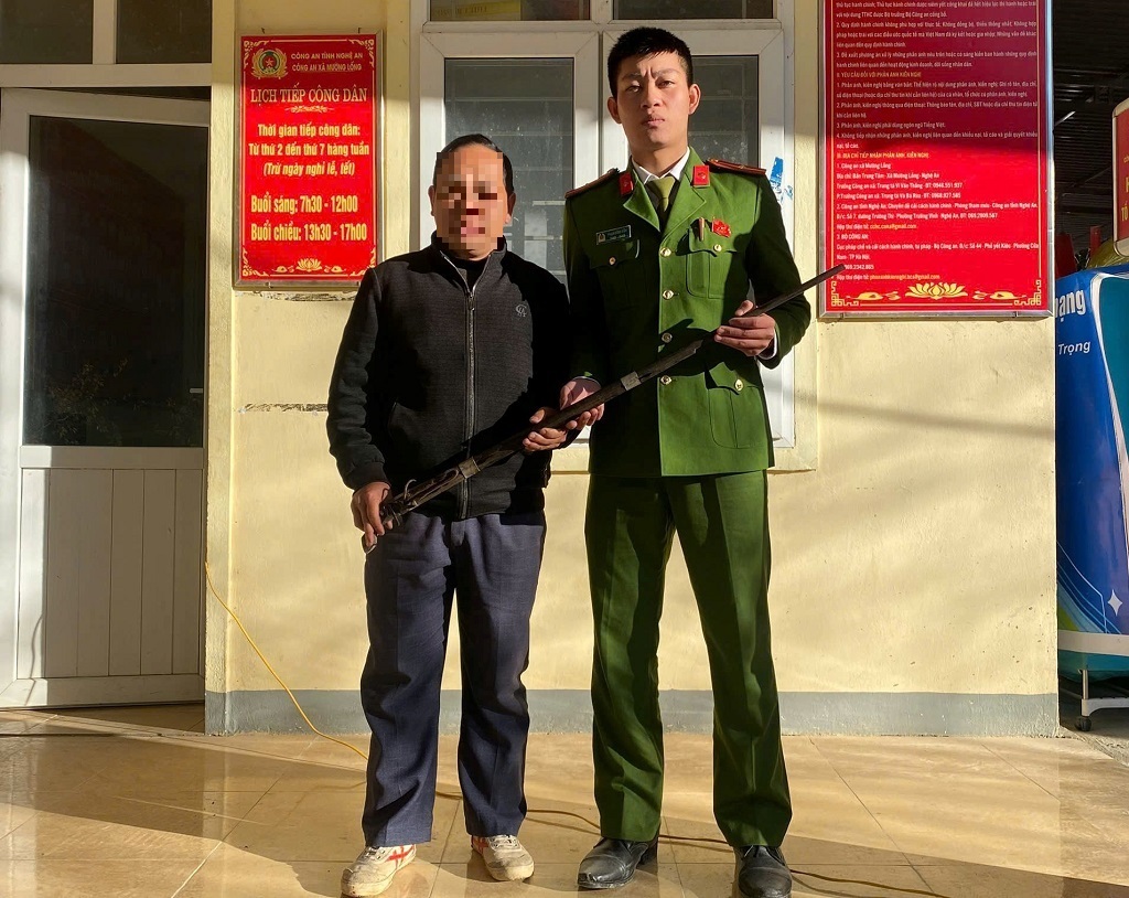 Công dân L.B.B. tự nguyên giao nộp khẩu súng