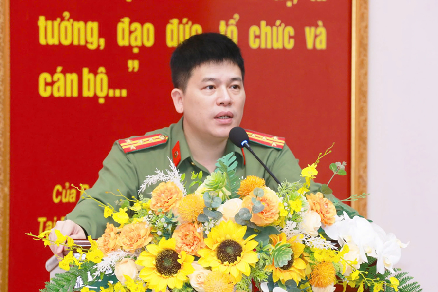 Đồng chí Đại tá Trần Hồng Quang - Phó Bí thư Đảng ủy, Phó Giám đốc Công an tỉnh phát biểu tại buổi tập huấn