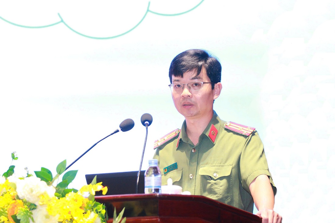 Đồng chí Thượng tá Đinh Như Tuấn - Phó Trưởng phòng, Cục Pháp chế và cải cách hành chính, tư pháp, Bộ Công an truyền đạt nội dung về cải cách hành chính