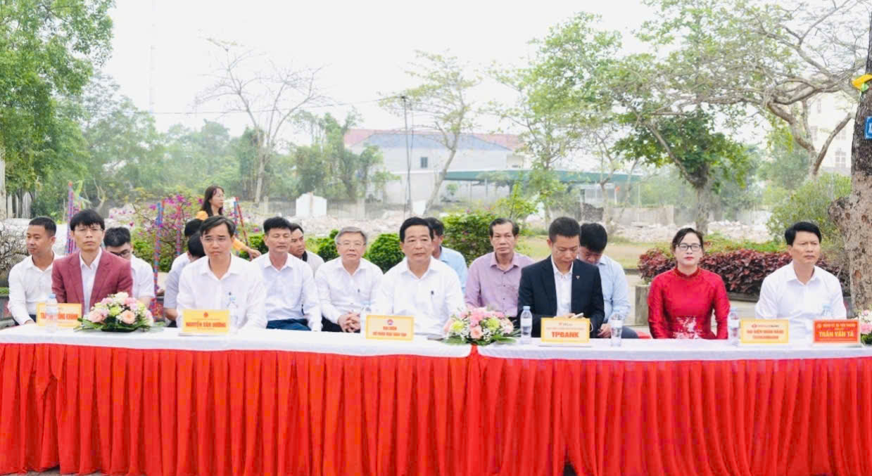 Đại biểu tham dự buổi lễ