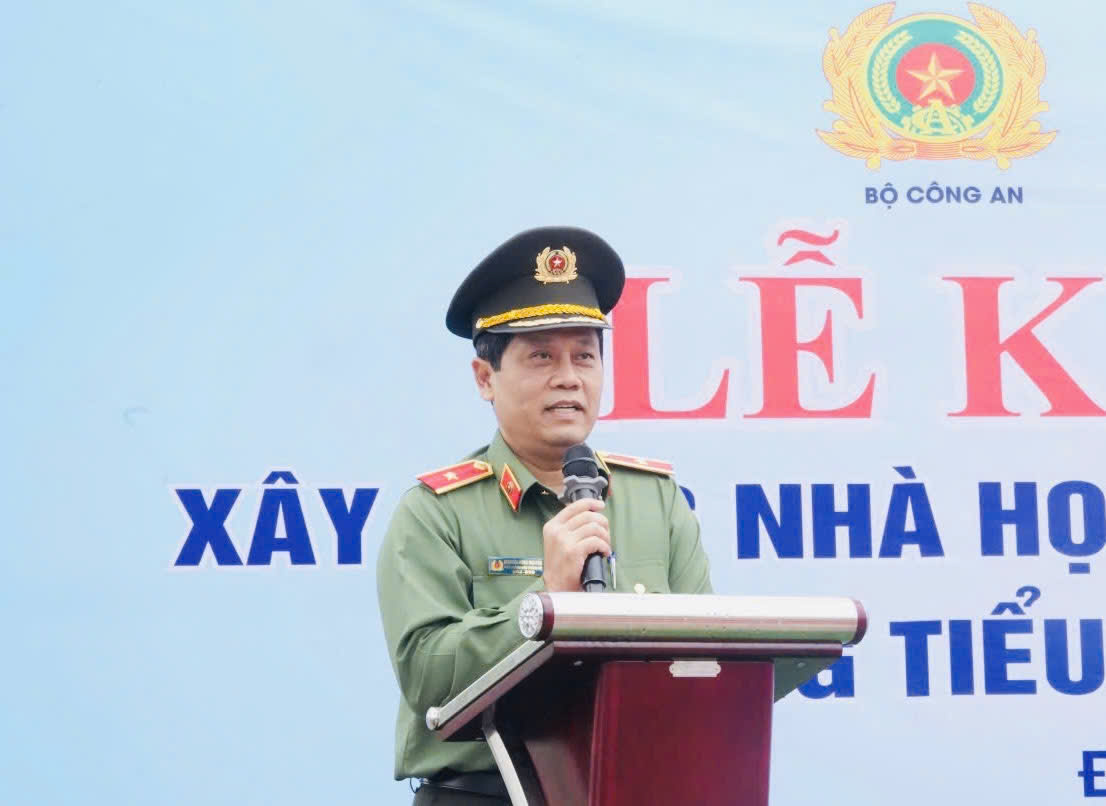 Đồng chí Thiếu tướng Nguyễn Hồng Nguyên - Phó Chánh Văn phòng Bộ Công an phát biểu tại buổi lễ