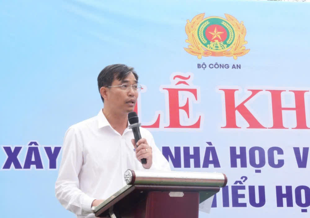 Đại diện UBND xã báo cáo khái quát về thông tin dự án, tình hình công tác chuẩn bị đầu tư và xây dựng Trường Tiểu học thị trấn Yên Thành