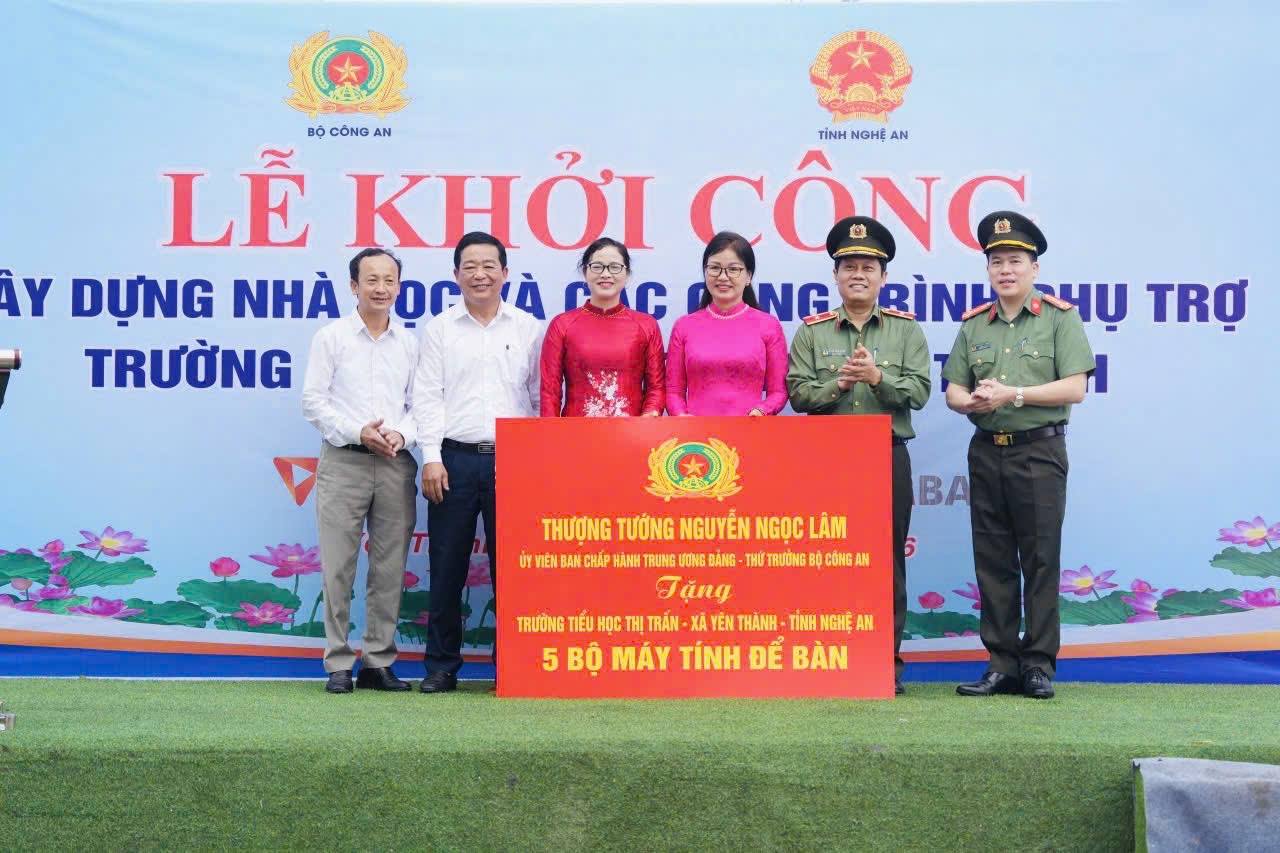 Đồng chí Thiếu tướng Nguyễn Hồng Nguyên - Phó Chánh Văn phòng Bộ Công an trao quà của đồng chí Thượng tướng Nguyễn Ngọc Lâm - Thứ trưởng Bộ Công an tặng Ban Giám hiệu nhà  trường 