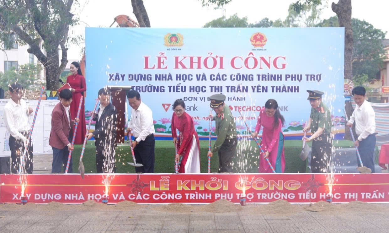 Đại biểu thực hiện nghi thức khởi công xây dựng Trường Tiểu học thị trấn Yên Thành