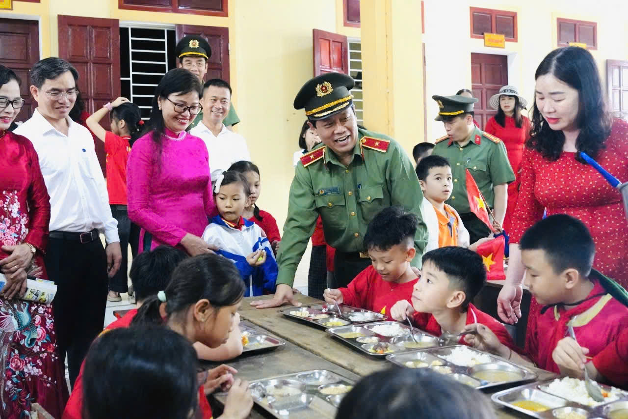 Đại biểu tham quan bữa ăn bán trú  tại Trường Tiểu học thị trấn Yên Thành