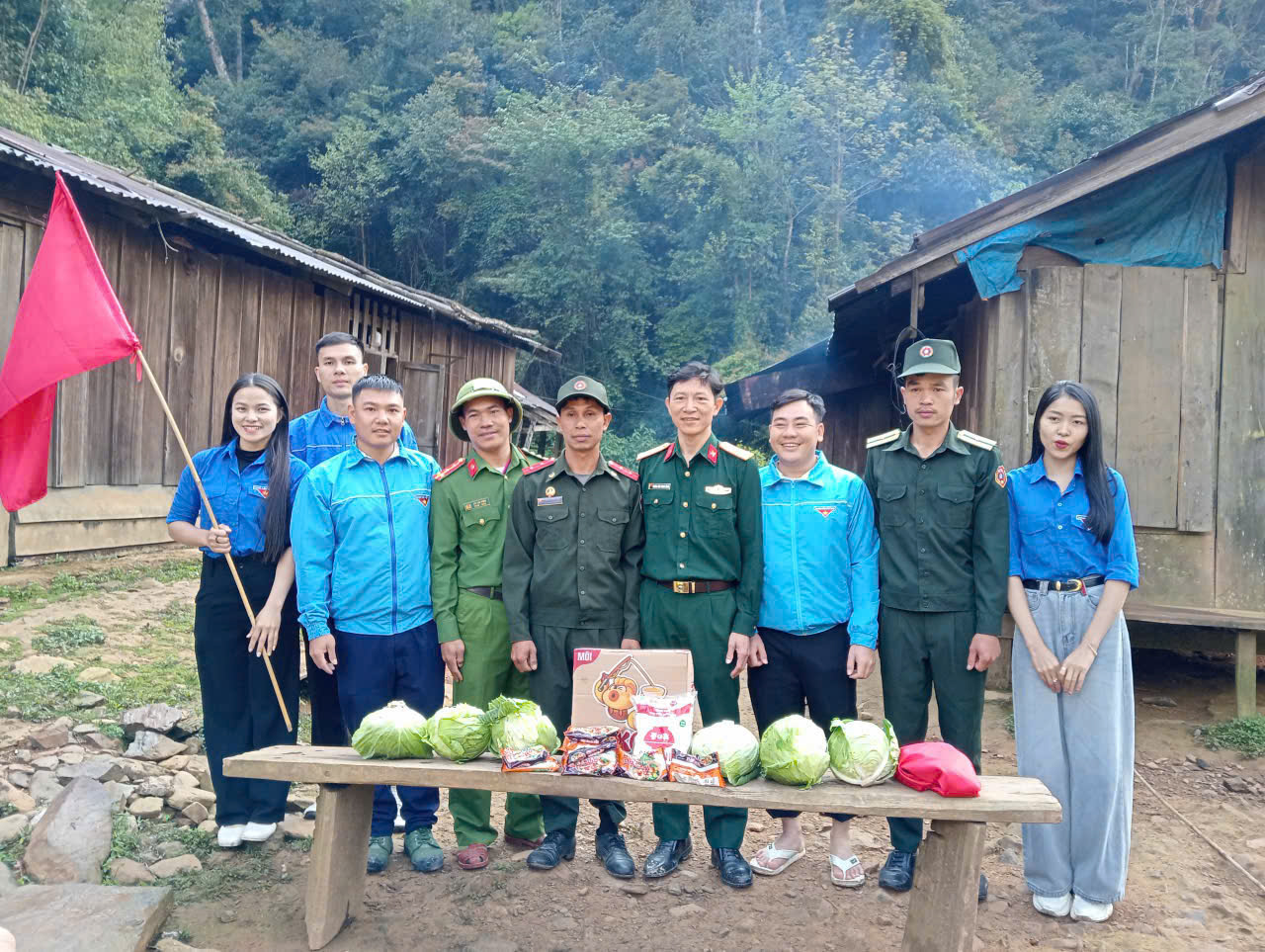 Phối hợp tuần tra và giao lưu, tặng quà lực lượng bảo vệ biên giới nước bạn Lào