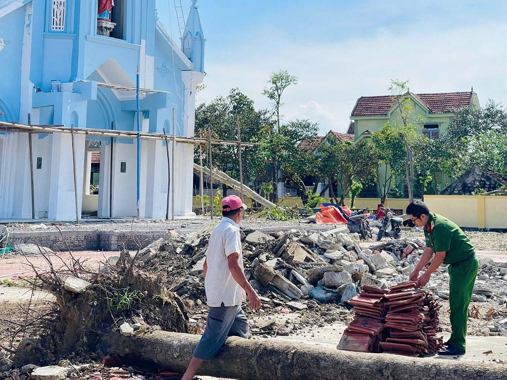 Lực lượng Công an giúp đỡ Giáo xứ khắc phục hậu quả sau bão