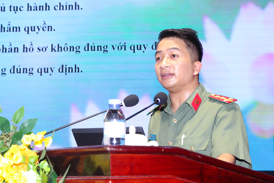 Chuyên viên CCHC Công an tỉnh Nghệ An truyền đạt nội dung tập huấn