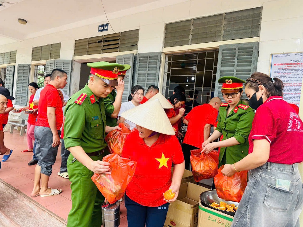 Chi đoàn và Hội Phụ nữ Công an xã Đại Huệ tổ chức chương trình trao bữa cơm yêu thương