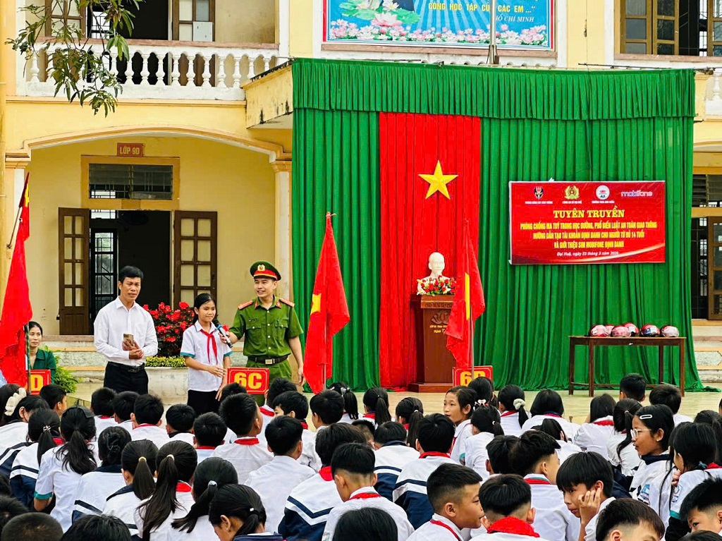 Công an xã Đại Huệ phối hợp tuyên truyền pháp luật về phòng, chống ma túy trong học đường