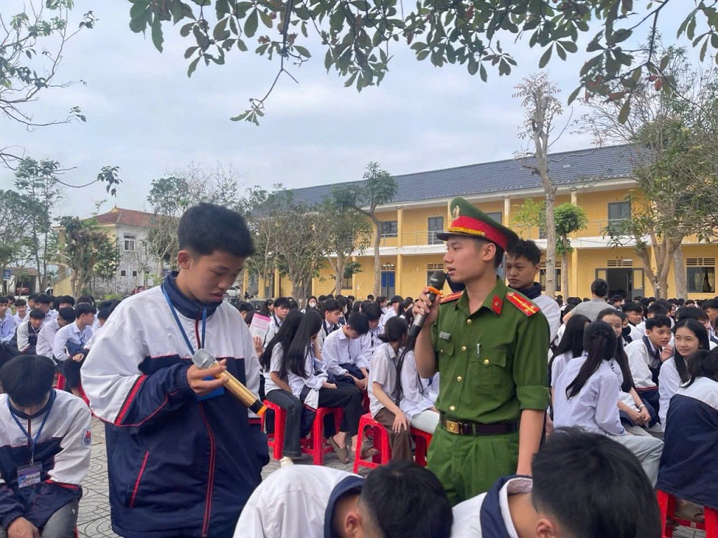 Công an xã Kim Liên tuyên truyền, giáo dục pháp luật về Luật An ninh mạng trong trường học