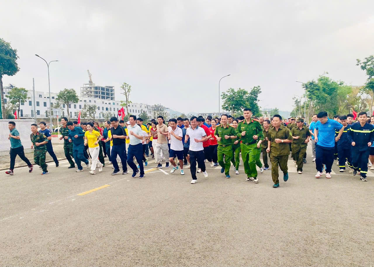 Công an phường Thái Hòa hưởng ứng “Ngày chạy Olympic - Vì sức khỏe toàn dân – Vì an ninh Tổ quốc”