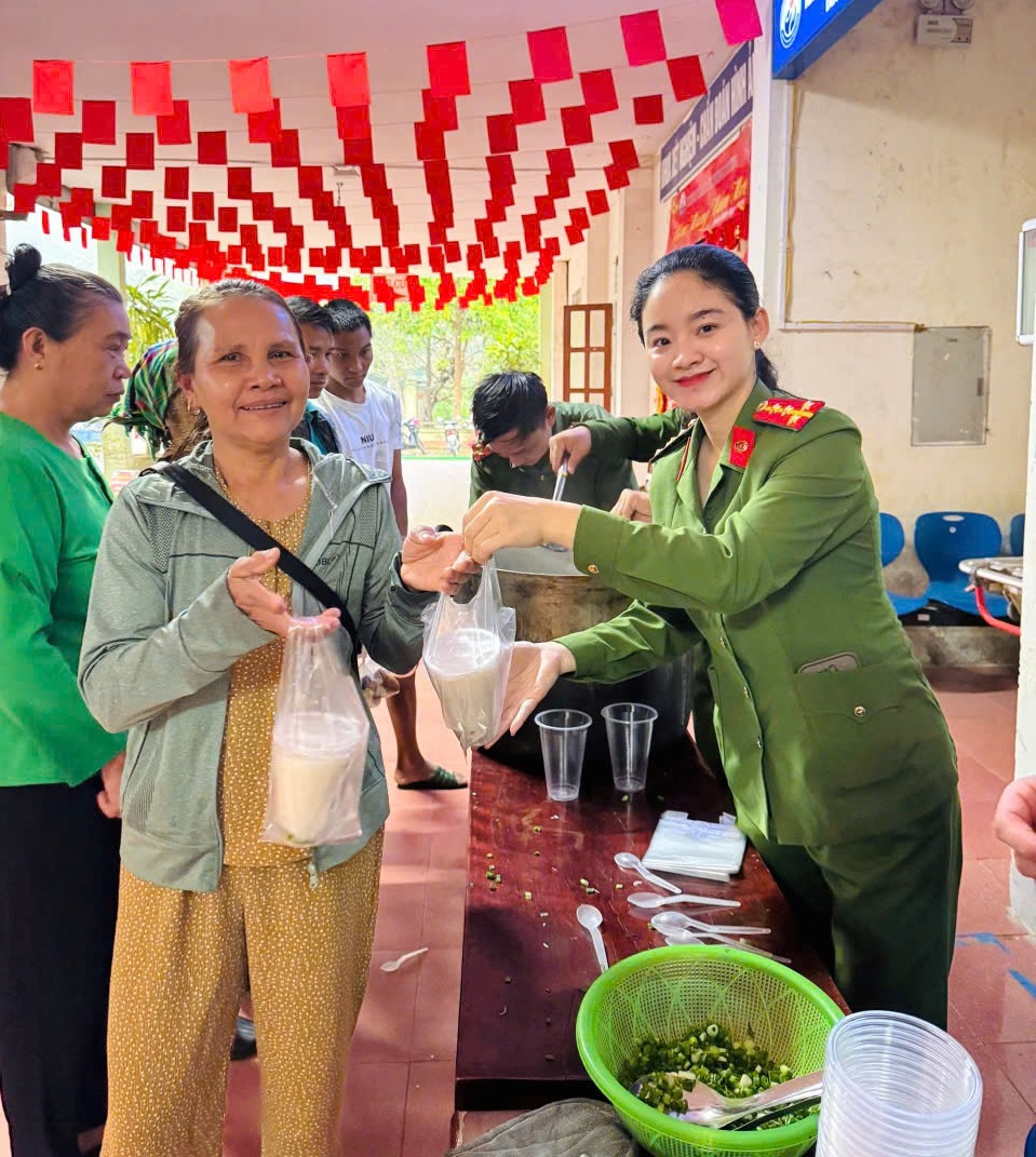 Công an xã Tương Dương tổ chức chương trình “Bát cháo yêu thương”