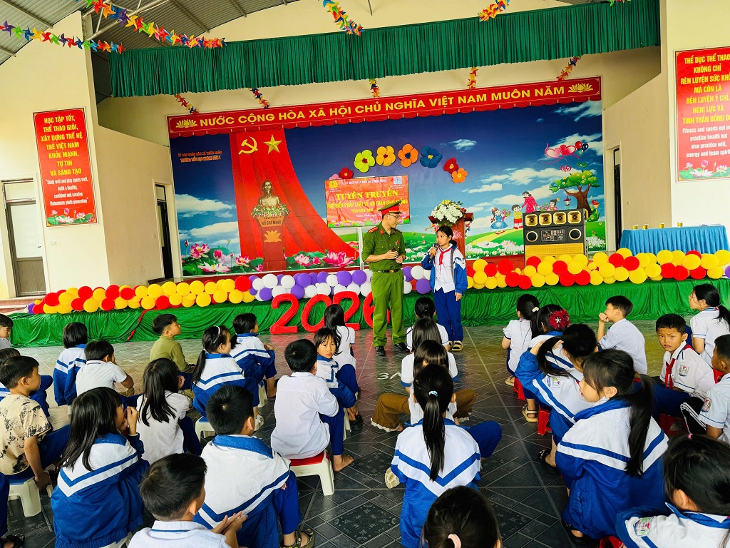 Công an xã Thiên Nhẫn tuyên truyền, phổ biến pháp luật về an toàn giao thông cho học sinh