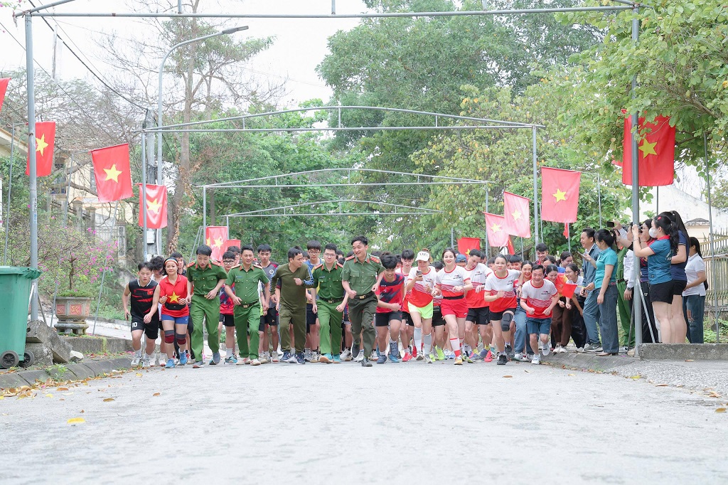 Công an xã Tương Dương hưởng ứng “Ngày chạy Olympic - Vì sức khỏe toàn dân – Vì An ninh Tổ quốc”