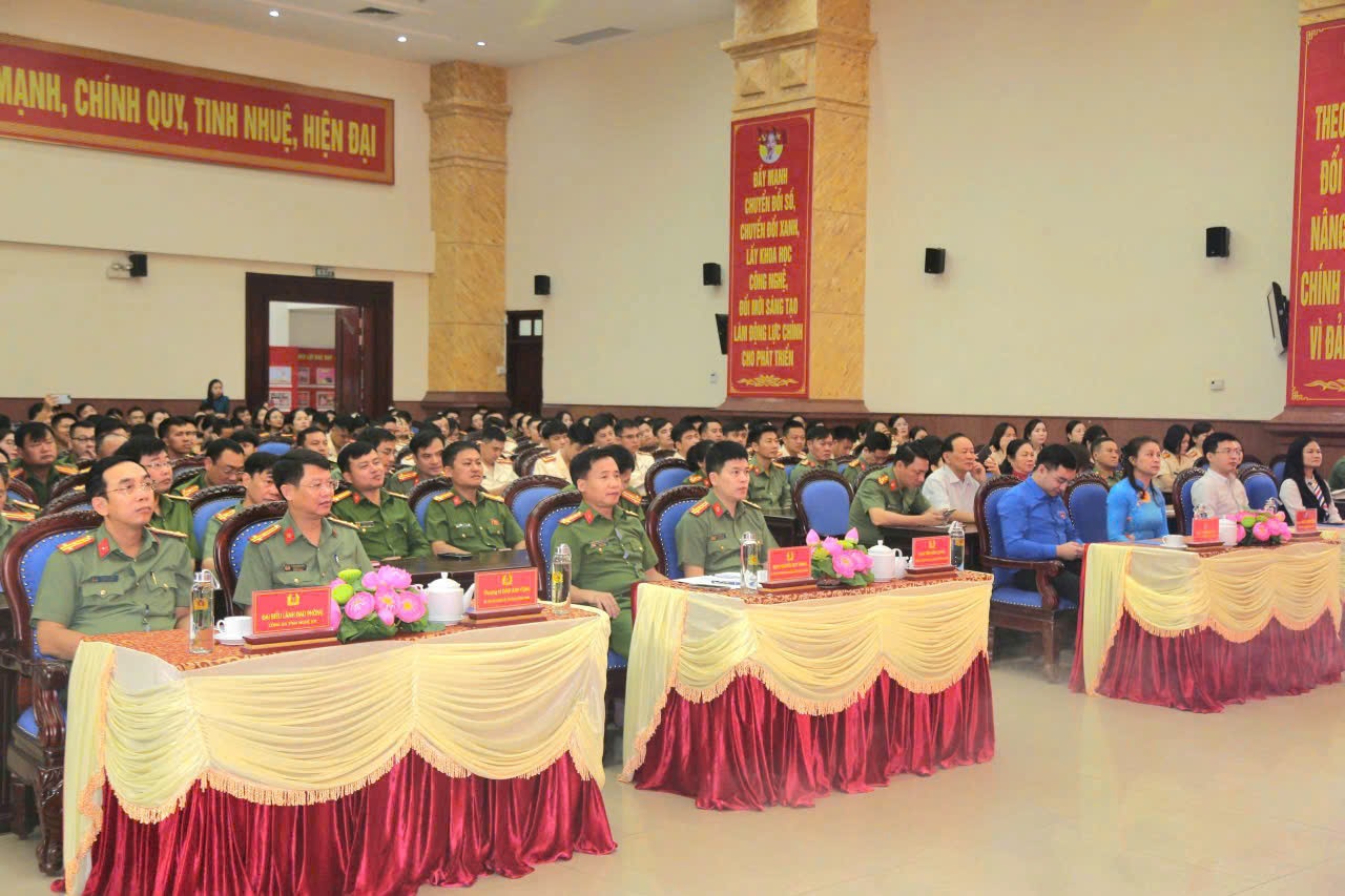 Đại biểu tham dự tọa đàm