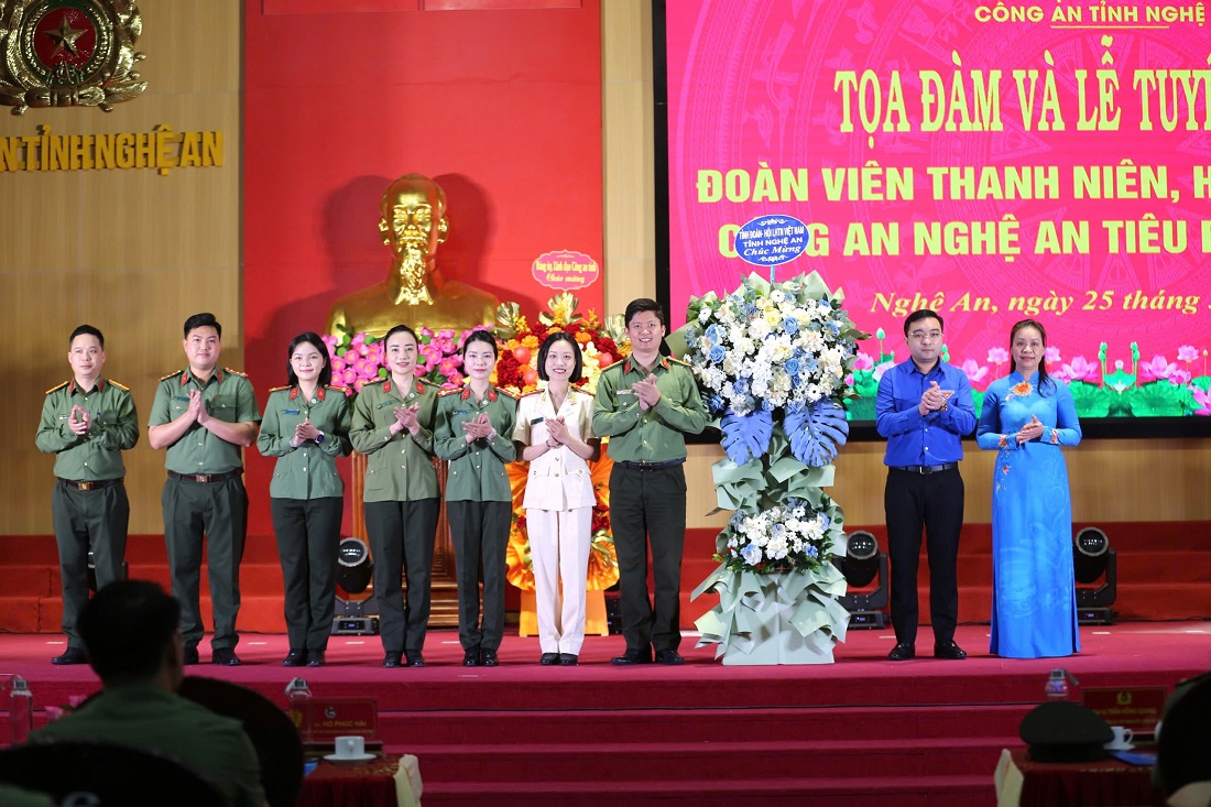 Đại diện Hội Liên hiệp phụ nữ tỉnh, Tỉnh đoàn tặng hoa chúc mừng Ban Phụ nữ, Ban Thanh niên Công an tỉnh