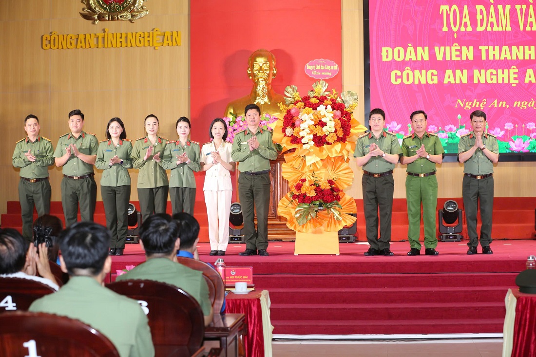 Ban Thường vụ Đảng ủy, Lãnh đạo Công an tỉnh tặng hoa chúc mừng Ban Phụ nữ, Ban Thanh niên Công an tỉnh