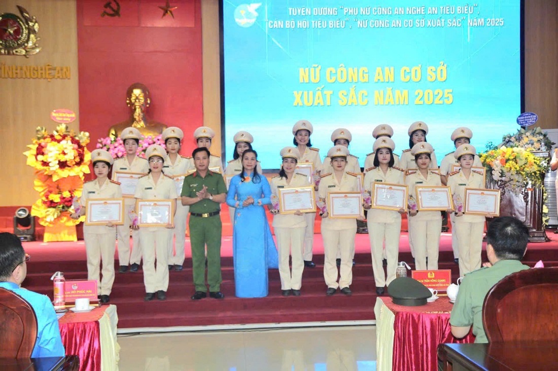 Đồng chí Đại tá Nguyễn Duy Thanh, Phó Giám đốc Công an tỉnh và đồng chí Hoàng Thị Thanh Minh, Phó Chủ tịch Hội Liên hiệp phụ nữ tỉnh tuyên dương hội viên phụ nữ tiêu biểu năm 2025
